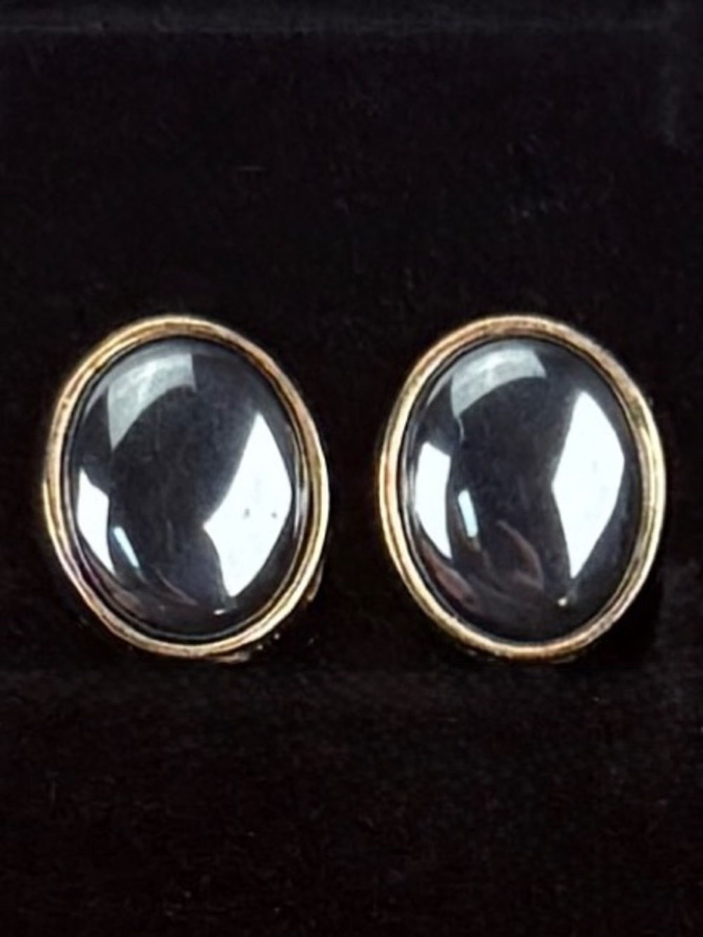 Beautiful goldtone and black, vintage, dainty costume clip on earrings